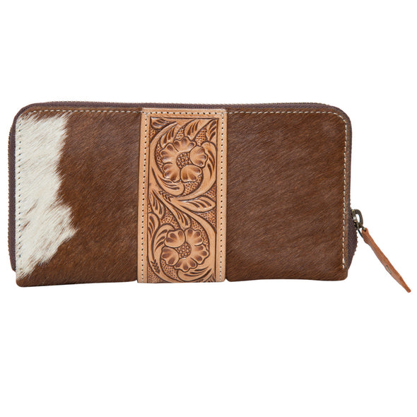 Salta – Tan and White Cowhide Zippered Wallet with Tooling Details